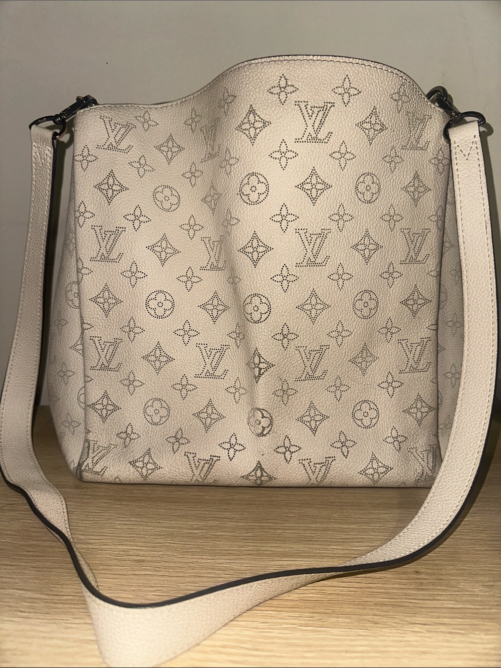 💯% Louis Vuitton Mahina Babylone PM Hobo Galet Taupe (2015) LV Lock w/purchase - Picture 10 of 16